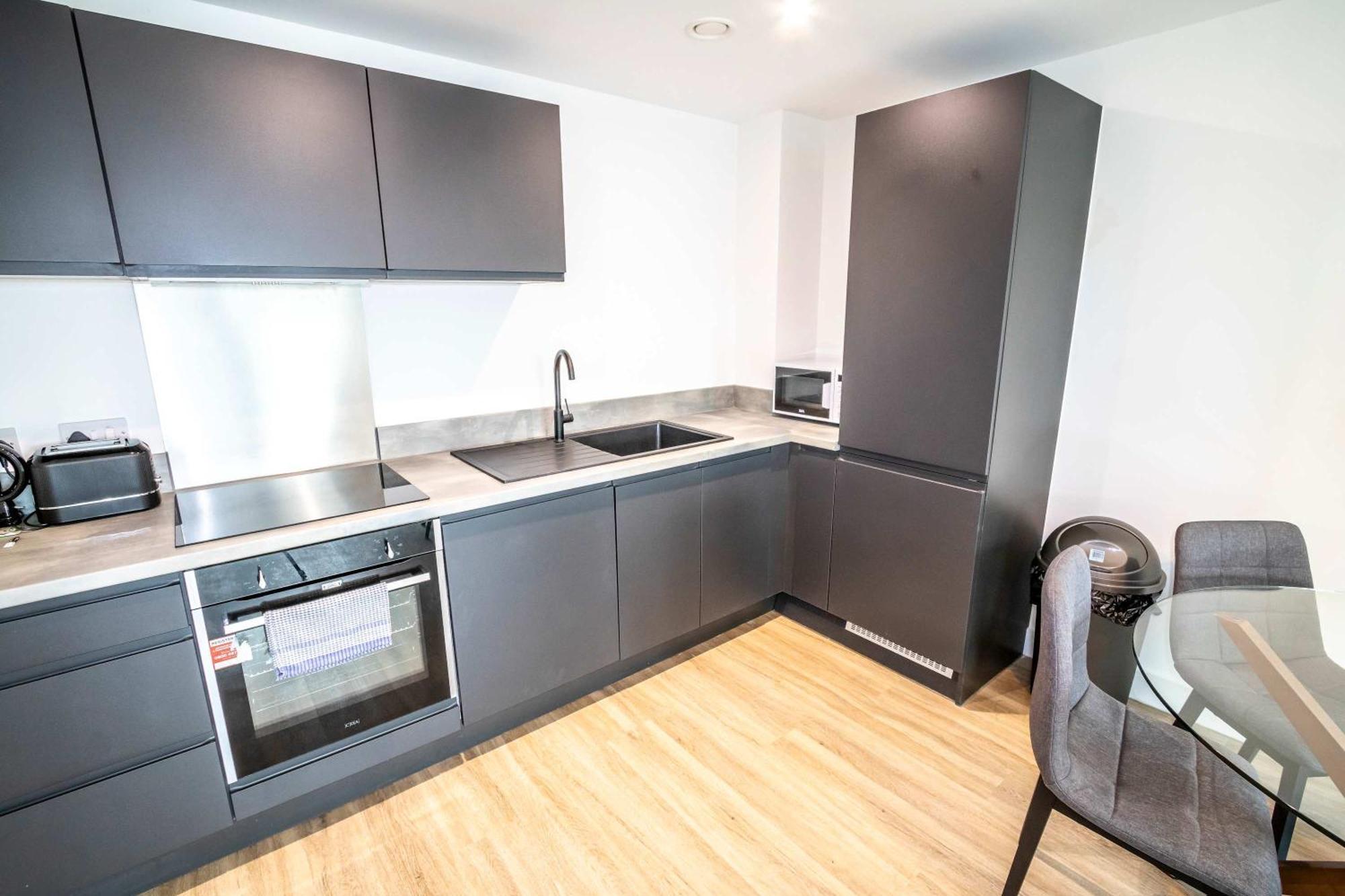 Modern & Bright 1 Bed In Apartment Liverpool