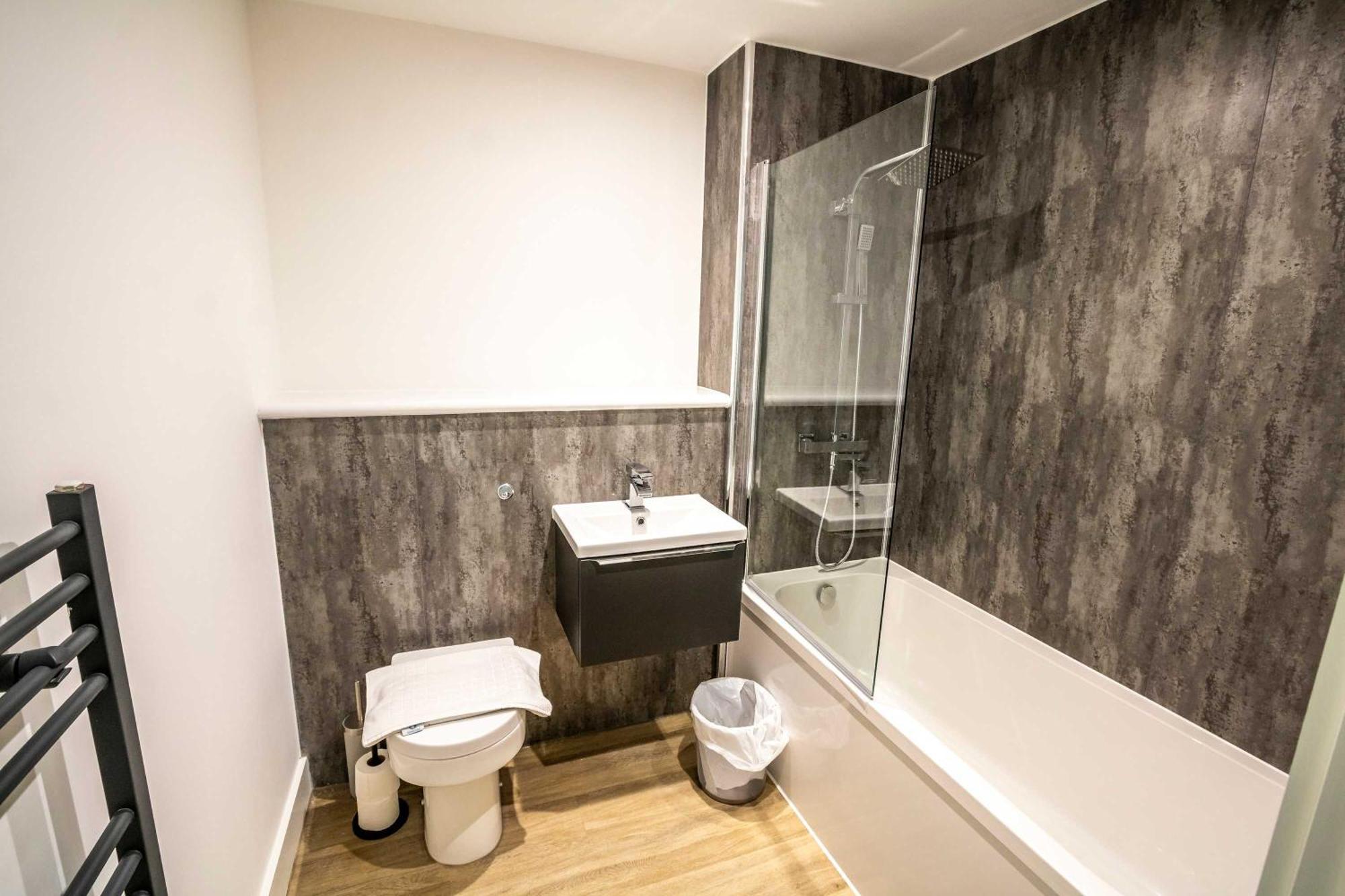 Modern & Bright 1 Bed In Apartment *